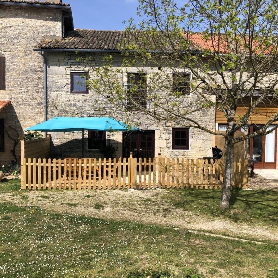Blacksmiths Cottage In Blanzay - 3 Beds Kültér fotó