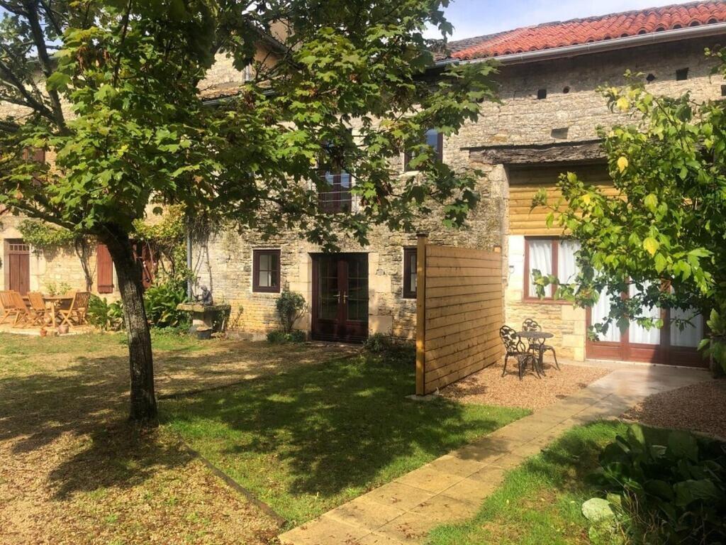 Blacksmiths Cottage In Blanzay - 3 Beds Kültér fotó