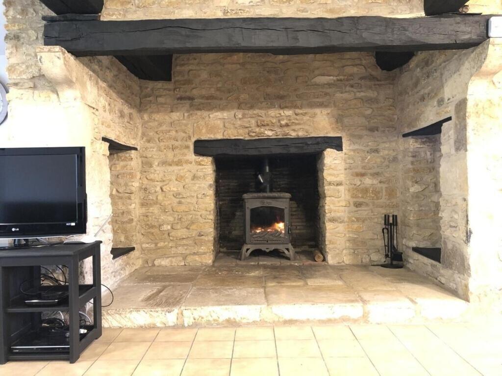 Blacksmiths Cottage In Blanzay - 3 Beds Kültér fotó